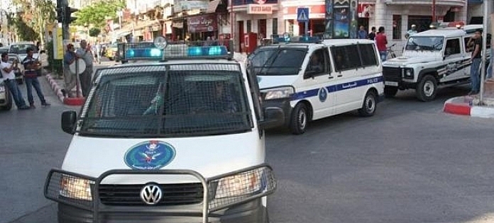 شرطة نابلس تعثر على شاب مصاب بعيار ناري في مركبة شمال المدينة
